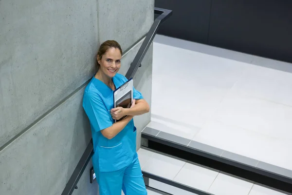 Chirurg mit Klemmbrett und digitalem Tablet — Stockfoto