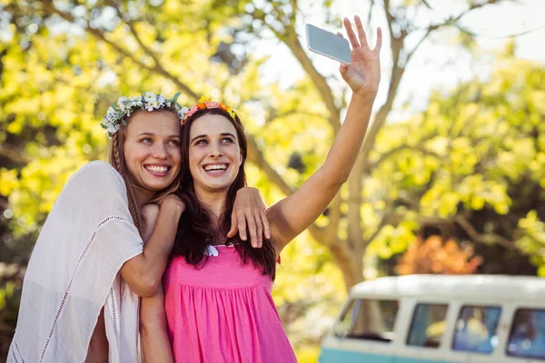 Amici cliccando selfie sui telefoni cellulari — Foto Stock