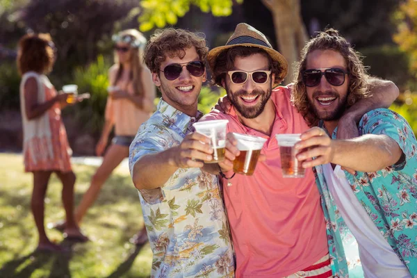 Trois amis qui grillent des verres de bière — Photo