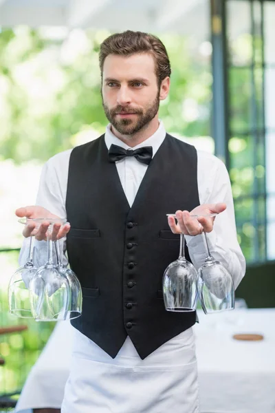 Restoranda şarap gözlük tutan erkek garson — Stok fotoğraf