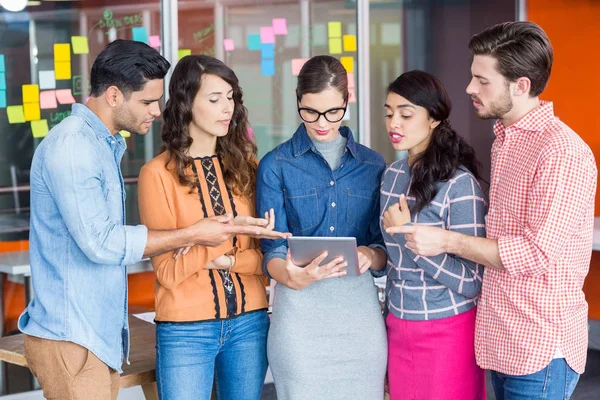 Führungskräfte diskutieren über digitales Tablet — Stockfoto