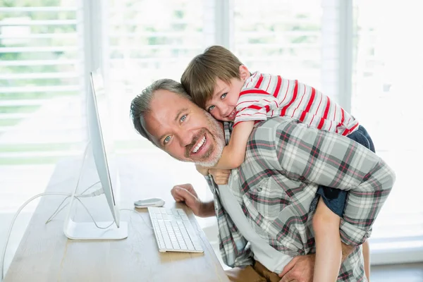Hravá otec a syn pracuje na počítači — Stock fotografie