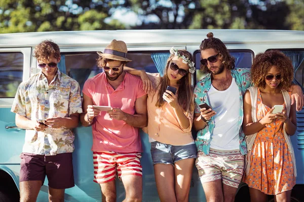 Gruppe von Freunden mit Mobiltelefon — Stockfoto