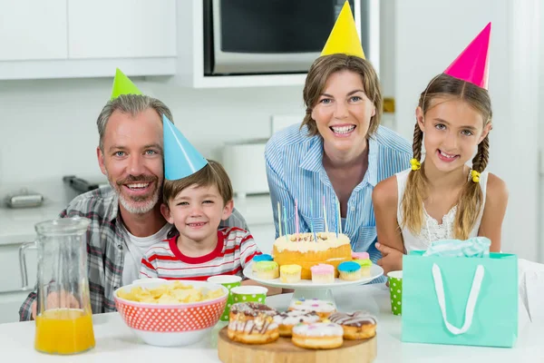 Familia celebrando un cumpleaños juntos — Foto de Stock
