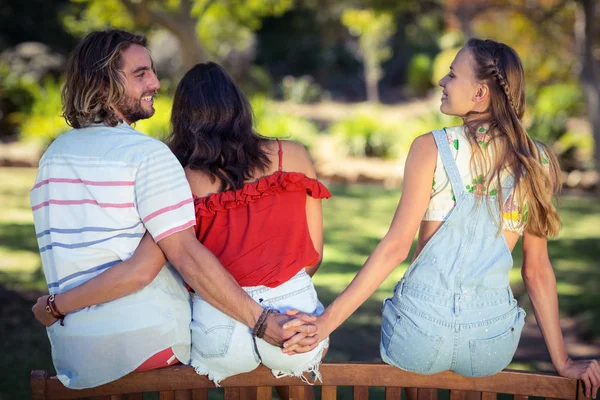 Homem batota em sua mulher no parque — Fotografia de Stock