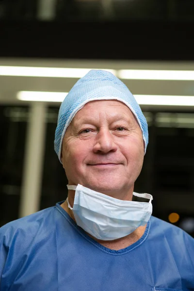 Porträt eines lächelnden männlichen Chirurgen — Stockfoto