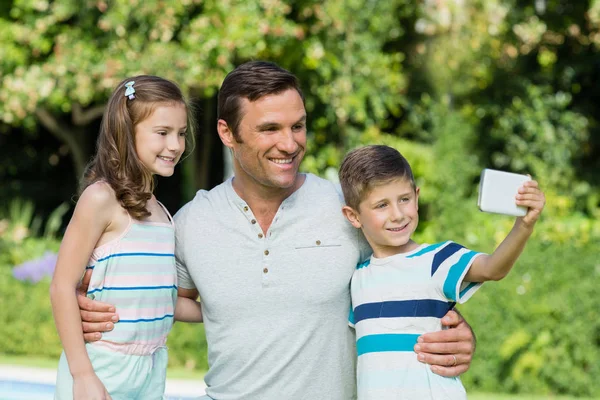 Vader en zoon en dochter nemen selfie — Stockfoto