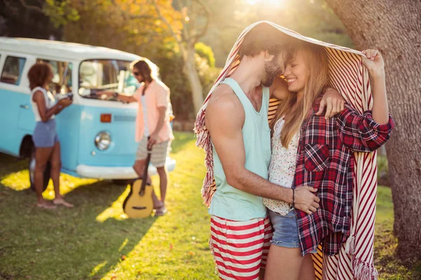 Couple wrap themselves in blanket — Stock Photo, Image