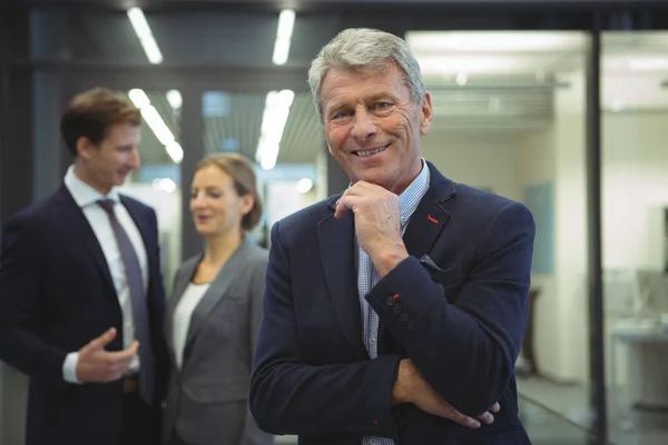 Glad affärsman stående på kontoret — Stockfoto