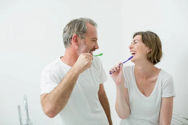 Pár si čistí zuby s kartáček doma — Stock fotografie