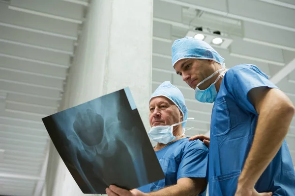 Cirujanos varones examinando rayos X — Foto de Stock