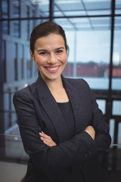 Zakenvrouw permanent met gekruiste armen — Stockfoto