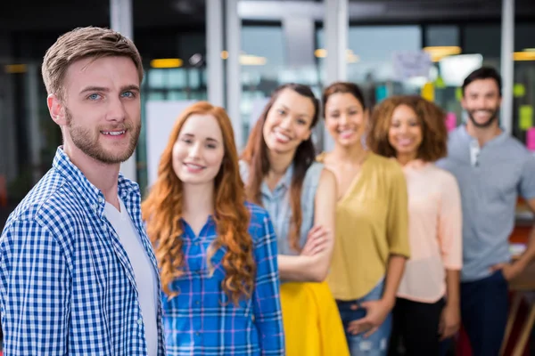 Portret van mannelijke uitvoerende staan voor collega 's — Stockfoto