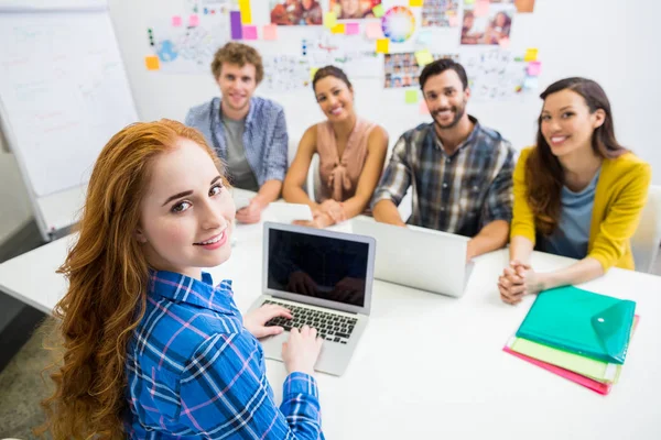 Managerin diskutiert bei Besprechung mit Kollegen über Laptop — Stockfoto