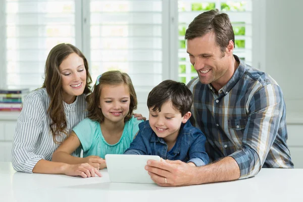 Famille utilisant une tablette numérique dans le salon — Photo