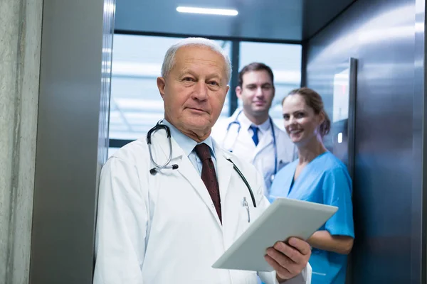 Doctors and surgeon standing in elevator — Stock Photo, Image