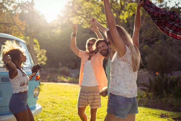 Grupp vänner dansar i parken — Stockfoto