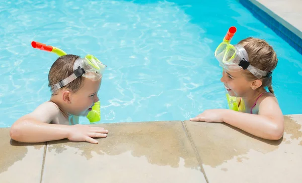 Menino e menina relaxante na piscina — Fotografia de Stock