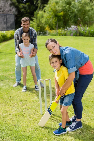 Família jogando críquete no parque — Fotografia de Stock