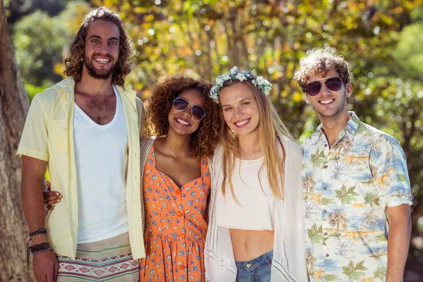 Amigos felices parados juntos en el parque — Foto de Stock