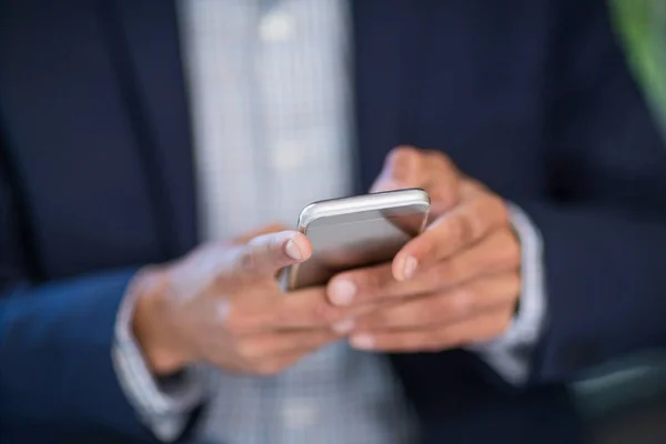 Homme d'affaires utilisant le téléphone mobile — Photo