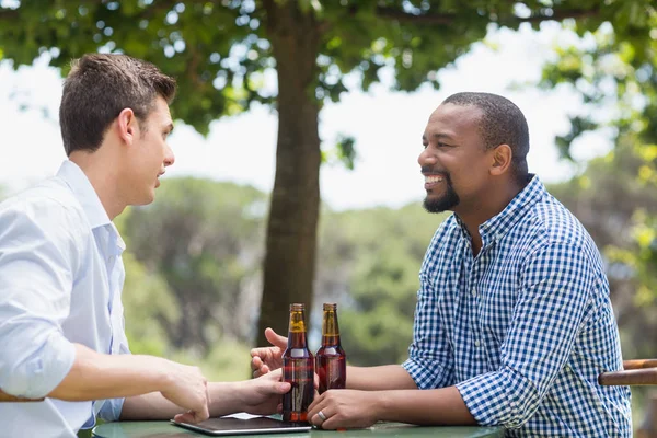 Amigos conversando enquanto bebem cerveja — Fotografia de Stock