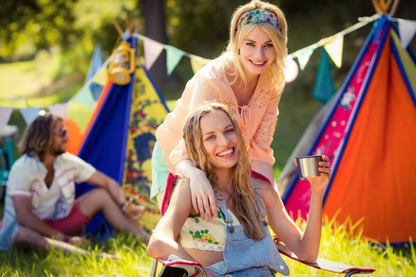 Freunde vergnügen sich gemeinsam auf dem Campingplatz — Stockfoto