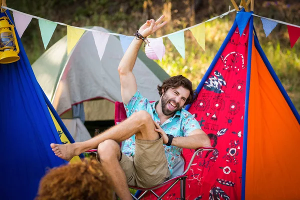 Hombre sentado cerca del camping —  Fotos de Stock