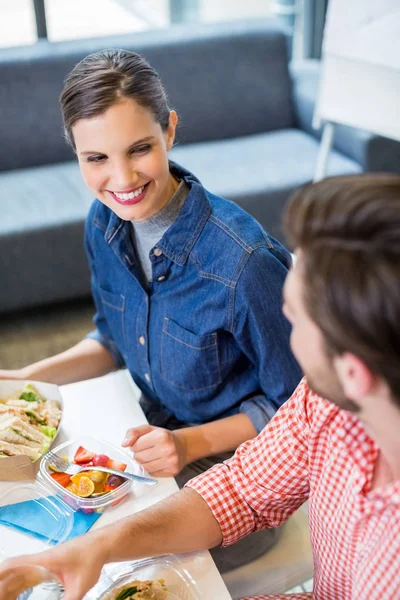 Nöjda chefer interagera medan du äter frukost — Stockfoto