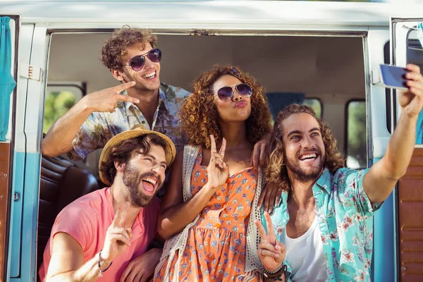 Grupo de amigos felices tomando una selfie en autocaravana —  Fotos de Stock
