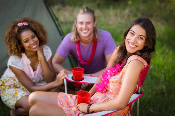 Freunde lächeln im Park — Stockfoto