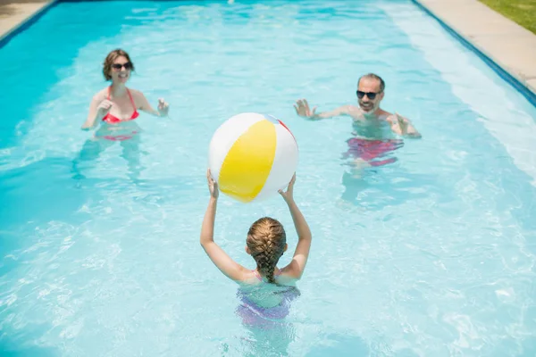 Родители и дочь играют в бассейне — стоковое фото
