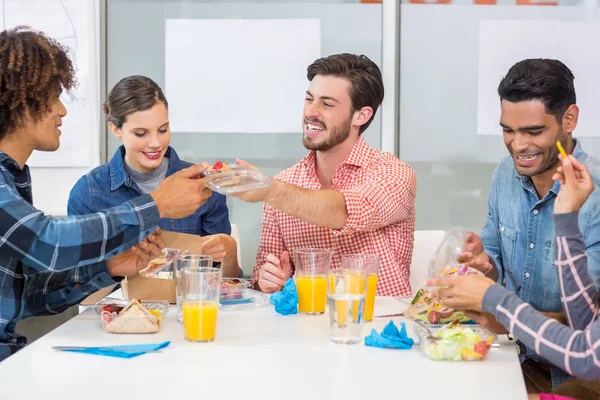 Ejecutivos felices interactuando mientras desayunan — Foto de Stock