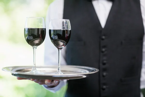 Mężczyzna kelner taca z kieliszków do wina — Zdjęcie stockowe