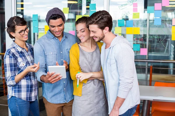 Dirigeants discuter sur tablette numérique dans le bureau — Photo