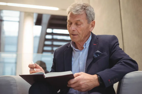 Attente zakenman schrijven in organisator — Stockfoto