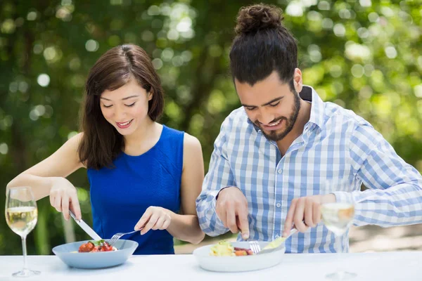 レストランで食べ物を持っているカップル — ストック写真