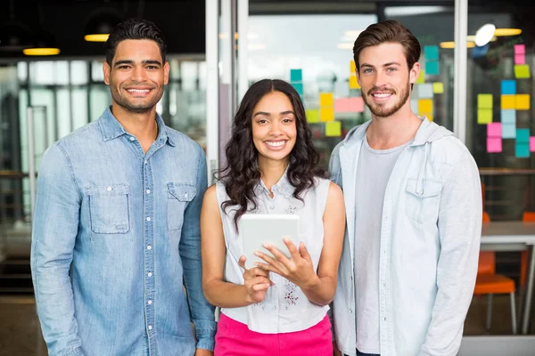 Portrait de cadres souriants utilisant une tablette numérique — Photo