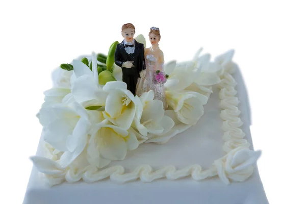 Wedding cake with couple figurines and flowers — Stock Photo, Image