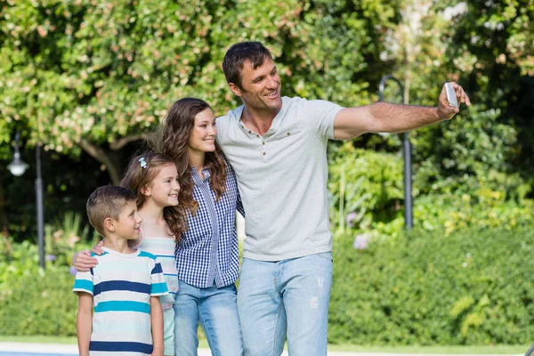 Familie die een selfie op mobiele telefoon — Stockfoto