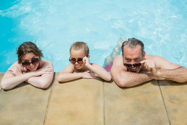 Padres e hija relajarse en la piscina — Foto de Stock