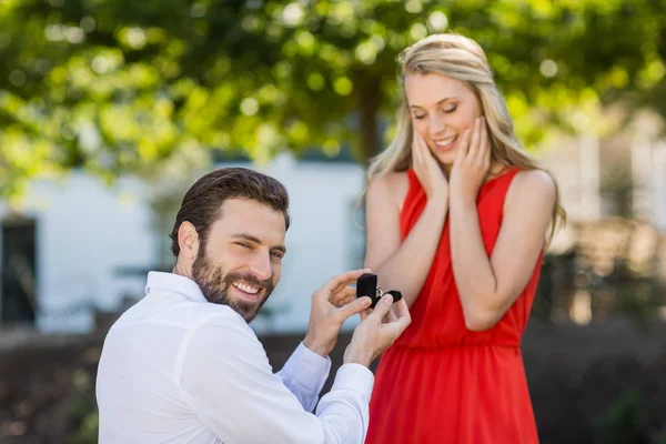 Мужчина делает предложение женщине с кольцом на колене — стоковое фото