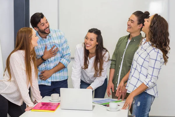 Leende befattningshavare interagerar under möte i konferensrummet — Stockfoto