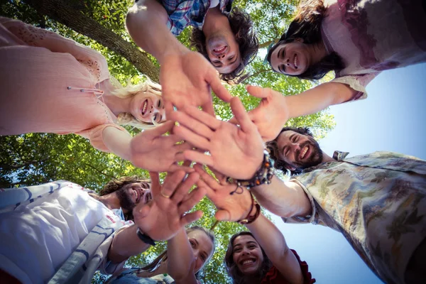 Amigos formando uma pilha de mão no parque — Fotografia de Stock