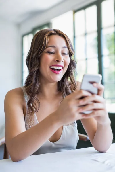 Krásná žena s úsměvem při používání její mobilní telefon — Stock fotografie