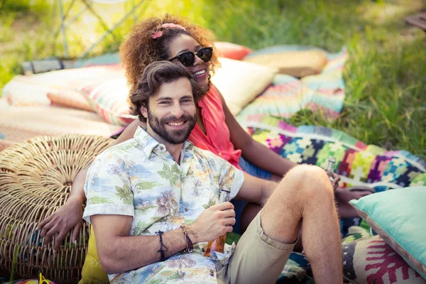Couple together at campsite — Stock Photo, Image
