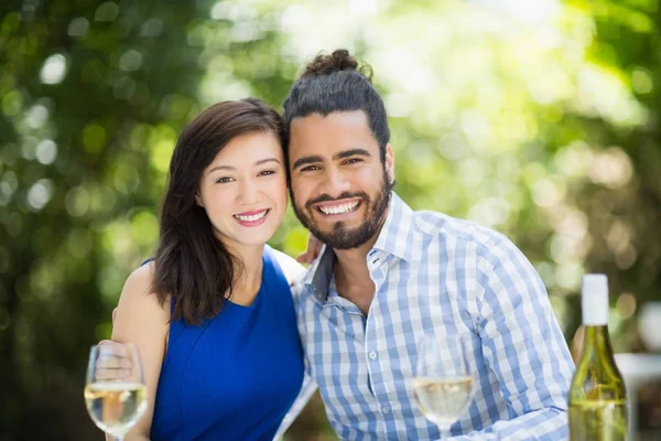 Couple profitant ensemble dans un restaurant — Photo
