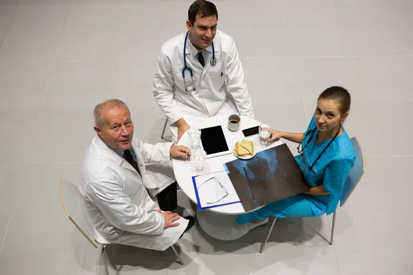 Médicos e cirurgiões que examinam raios-X — Fotografia de Stock