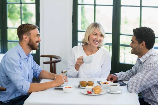 Befattningshavare som interagerar med varandra i en restaurang — Stockfoto