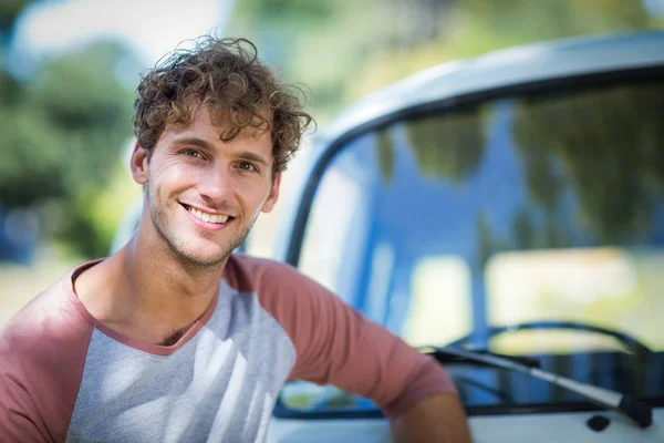 Man standing near campervan in park — Stock Photo, Image